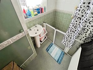 shower room- click for photo gallery